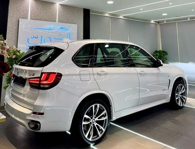 مستعملة BMW X5 50i III (F15), 4.4 l, 2015 في في الشارقة من Ayoon Alhoot Motors، اللون أبيض. مواصفات الخليج | AUTO.AE