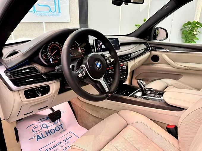 مستعملة BMW X5 50i III (F15), 4.4 l, 2015 في في الشارقة من Ayoon Alhoot Motors، اللون أبيض. مواصفات الخليج | AUTO.AE
