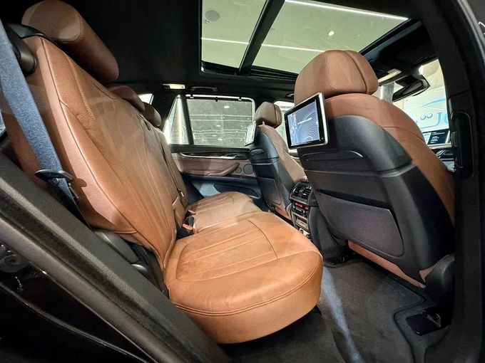 مستعملة BMW X5 50i III (F15), 4.4 l, 2017 في في الشارقة من Ayoon Alhoot Motors، اللون أسود. مواصفات الخليج | AUTO.AE