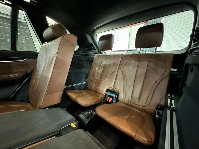 مستعملة BMW X5 50i III (F15), 4.4 l, 2017 في في الشارقة من Ayoon Alhoot Motors، اللون أسود. مواصفات الخليج | AUTO.AE
