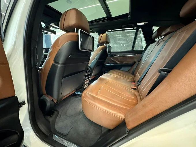 مستعملة BMW X5 35i III (F15), 3.0 l, 2015 في في الشارقة من Ayoon Alhoot Motors، اللون أبيض. مواصفات الخليج | AUTO.AE
