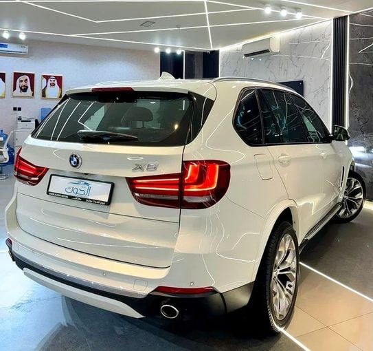 مستعملة BMW X5 35i III (F15), 3.0 l, 2015 في في الشارقة من Ayoon Alhoot Motors، اللون أبيض. مواصفات الخليج | AUTO.AE