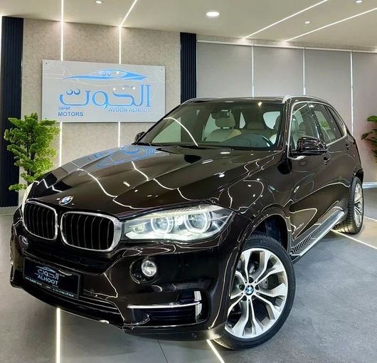 Подержанный BMW X5 35i III (F15), 3.0 л, 2017 в Шардже от Ayoon Alhoot Motors Коричневый цвет. GCC | AUTO.AE