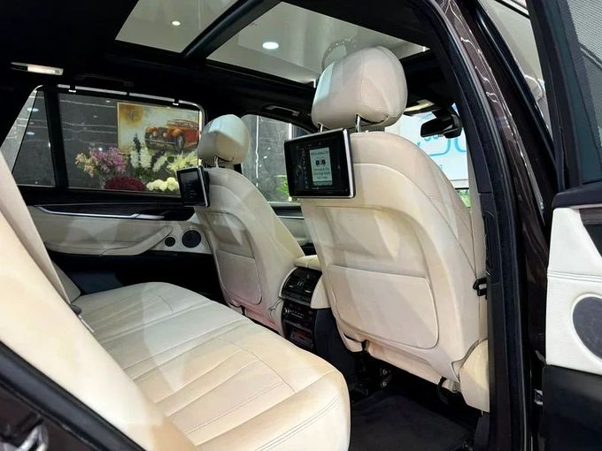 مستعملة BMW X5 35i III (F15), 3.0 l, 2017 في في الشارقة من Ayoon Alhoot Motors، اللون بني. مواصفات الخليج | AUTO.AE