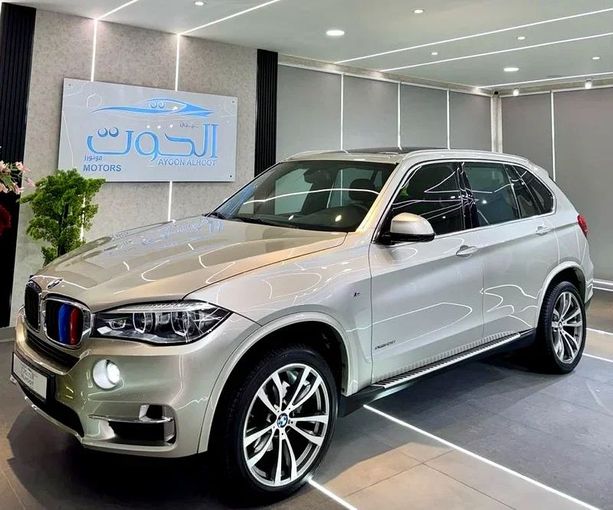 Подержанный BMW X5 35i III (F15), 3.0 л, 2017 в Шардже от Ayoon Alhoot Motors Золотистый цвет. GCC | AUTO.AE