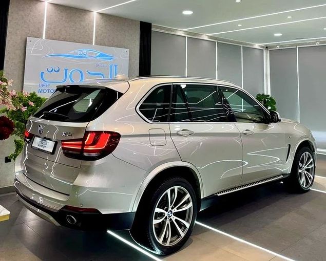 مستعملة BMW X5 35i III (F15), 3.0 l, 2017 في في الشارقة من Ayoon Alhoot Motors، اللون ذهبي. مواصفات الخليج | AUTO.AE