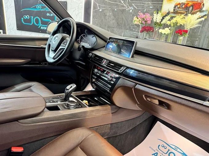 مستعملة BMW X5 35i III (F15), 3.0 l, 2017 في في الشارقة من Ayoon Alhoot Motors، اللون ذهبي. مواصفات الخليج | AUTO.AE