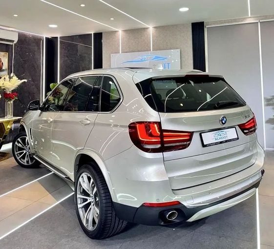 مستعملة BMW X5 35i III (F15), 3.0 l, 2017 في في الشارقة من Ayoon Alhoot Motors، اللون ذهبي. مواصفات الخليج | AUTO.AE