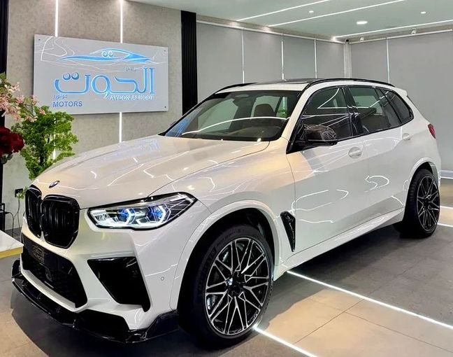 Подержанный BMW X5 50i IV (G05/G18), 4.4 л, 2020 в Шардже от Ayoon Alhoot Motors Белый цвет. GCC | AUTO.AE