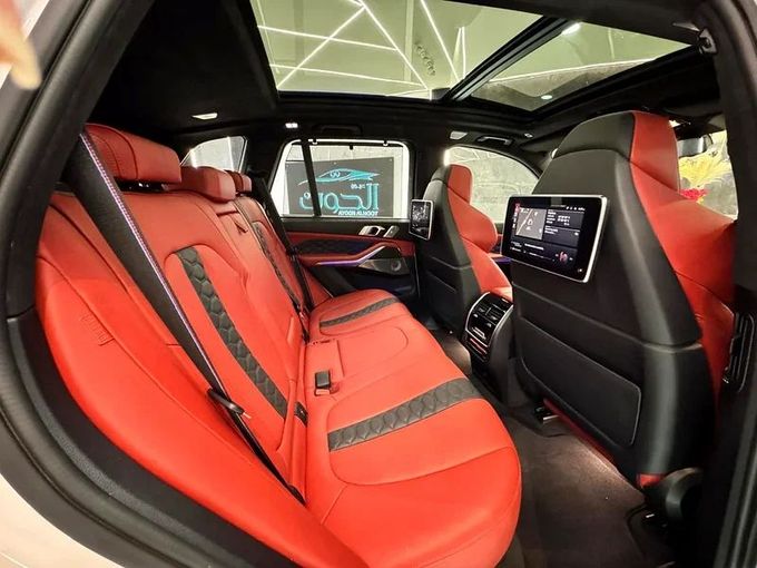 Подержанный BMW X5 50i IV (G05/G18), 4.4 л, 2020 в Шардже от Ayoon Alhoot Motors Белый цвет. GCC | AUTO.AE
