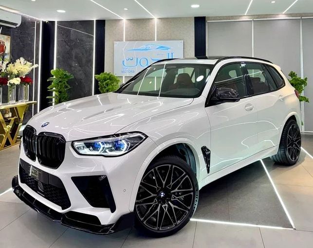 Подержанный BMW X5 50i IV (G05/G18), 4.4 л, 2020 в Шардже от Ayoon Alhoot Motors Белый цвет. GCC | AUTO.AE
