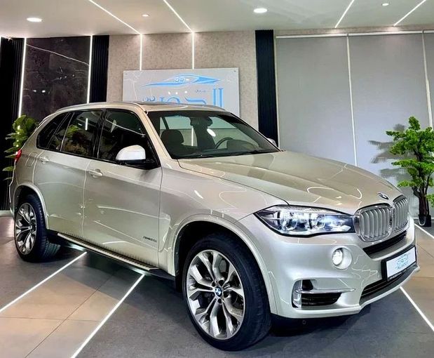 Подержанный BMW X5 50i III (F15), 4.4 л, 2017 в Шардже от Ayoon Alhoot Motors Золотистый цвет. GCC | AUTO.AE