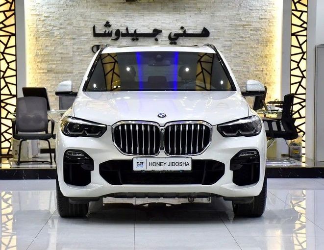 Подержанный BMW X5 40i IV (G05/G18), 3.0 л, 2023 в Шардже от Honey Gidosha Used Cars Tr. Белый цвет. GCC | AUTO.AE