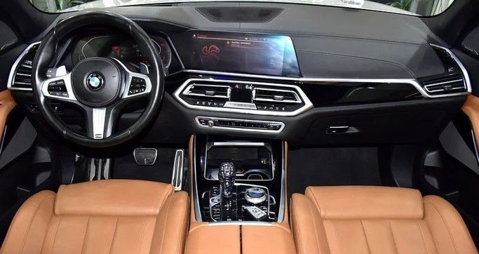 Подержанный BMW X5 40i IV (G05/G18), 3.0 л, 2023 в Шардже от Honey Gidosha Used Cars Tr. Белый цвет. GCC | AUTO.AE