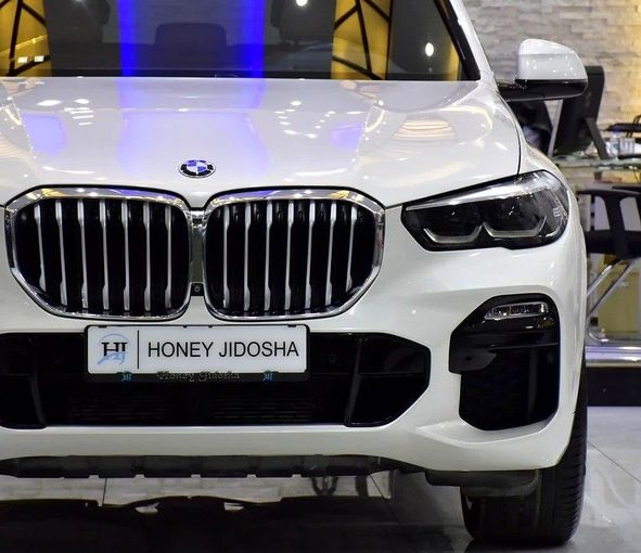Подержанный BMW X5 40i IV (G05/G18), 3.0 л, 2023 в Шардже от Honey Gidosha Used Cars Tr. Белый цвет. GCC | AUTO.AE