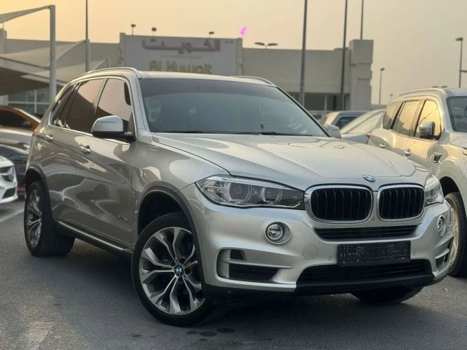 Подержанный BMW X5 35i III (F15), 3.0 л, 2015 в Шардже от Nour Alnukhba Motors Серебристый цвет. GCC | AUTO.AE