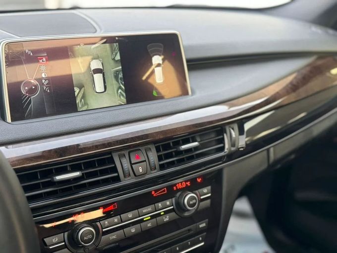 Подержанный BMW X5 35i III (F15), 3.0 л, 2015 в Шардже от Nour Alnukhba Motors Серебристый цвет. GCC | AUTO.AE