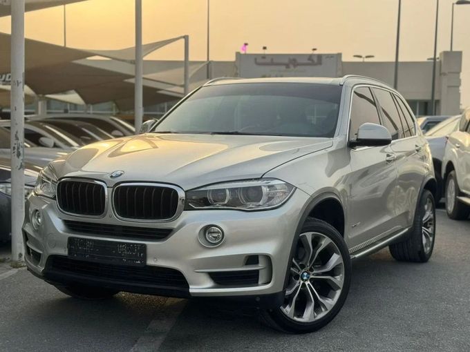 Подержанный BMW X5 35i III (F15), 3.0 л, 2015 в Шардже от Nour Alnukhba Motors Серебристый цвет. GCC | AUTO.AE