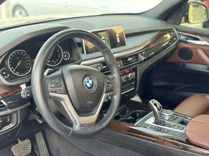 Подержанный BMW X5 35i III (F15), 3.0 л, 2015 в Шардже от Nour Alnukhba Motors Серебристый цвет. GCC | AUTO.AE