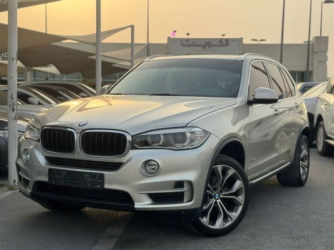 Подержанный BMW X5 35i III (F15), 3.0 л, 2015 в Шардже от Nour Alnukhba Motors Серебристый цвет. GCC | AUTO.AE