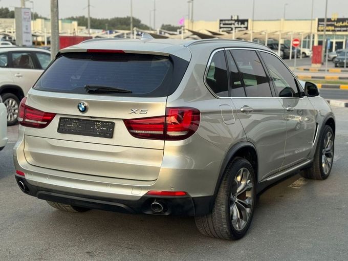Подержанный BMW X5 35i III (F15), 3.0 л, 2015 в Шардже от Nour Alnukhba Motors Серебристый цвет. GCC | AUTO.AE
