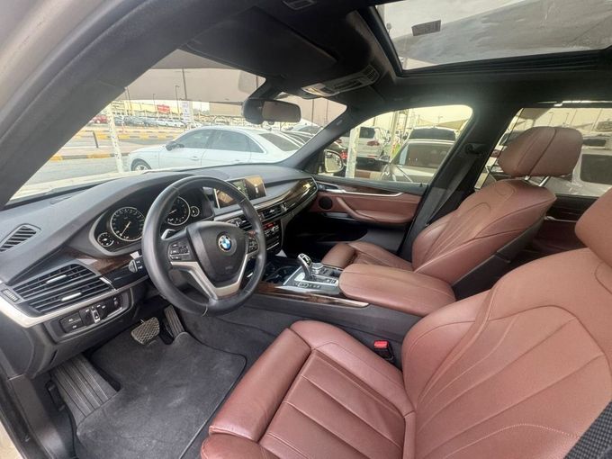Подержанный BMW X5 35i III (F15), 3.0 л, 2015 в Шардже от Nour Alnukhba Motors Серебристый цвет. GCC | AUTO.AE
