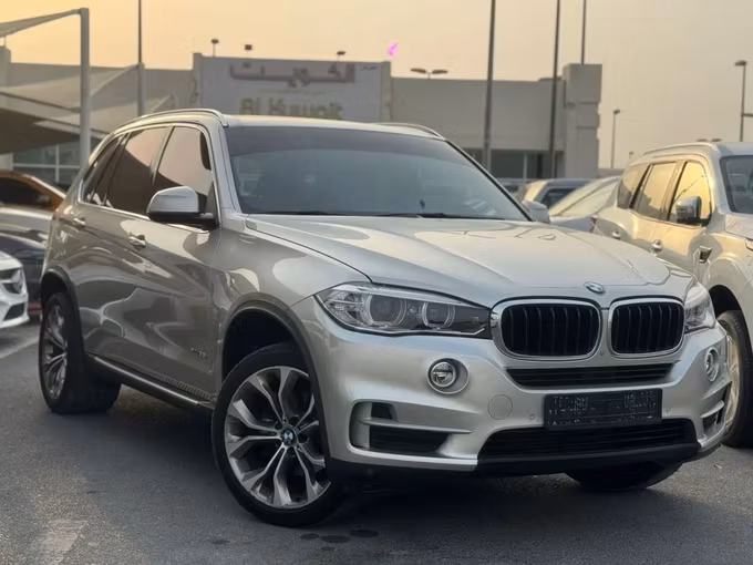 Подержанный BMW X5 35i III (F15), 3.0 л, 2015 в Шардже от Nour Alnukhba Motors Серебристый цвет. GCC | AUTO.AE