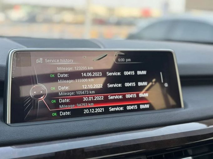 Подержанный BMW X5 35i III (F15), 3.0 л, 2015 в Шардже от Nour Alnukhba Motors Серебристый цвет. GCC | AUTO.AE
