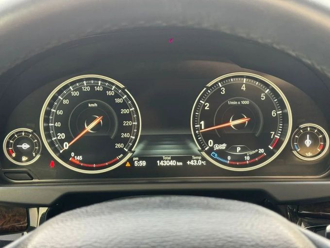 Подержанный BMW X5 35i III (F15), 3.0 л, 2015 в Шардже от Nour Alnukhba Motors Серебристый цвет. GCC | AUTO.AE