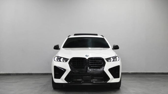 Подержанный BMW X6 40i III (G06) Рестайлинг, 3.0 л, 2024 в Шардже от Al Qassem Cars Trading Белый цвет. Корейская | AUTO.AE