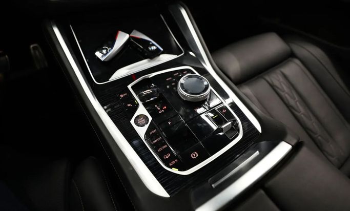 Подержанный BMW X6 40i III (G06) Рестайлинг, 3.0 л, 2024 в Шардже от Al Qassem Cars Trading Белый цвет. Корейская | AUTO.AE