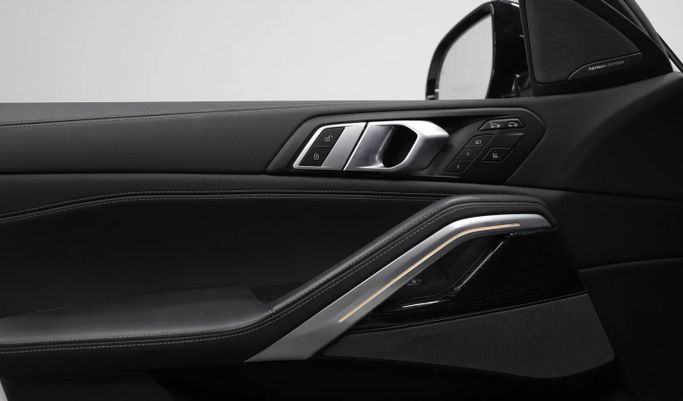 Подержанный BMW X6 40i III (G06) Рестайлинг, 3.0 л, 2024 в Шардже от Al Qassem Cars Trading Белый цвет. Корейская | AUTO.AE