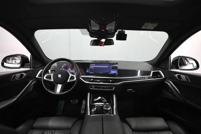 Подержанный BMW X6 40i III (G06) Рестайлинг, 3.0 л, 2024 в Шардже от Al Qassem Cars Trading Белый цвет. Корейская | AUTO.AE