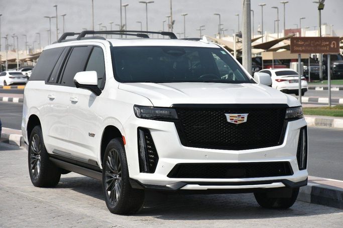 Подержанный Cadillac Escalade V, 6.2 л, 2023 в Шардже от Alfaris Used Cars Белый цвет.  | AUTO.AE