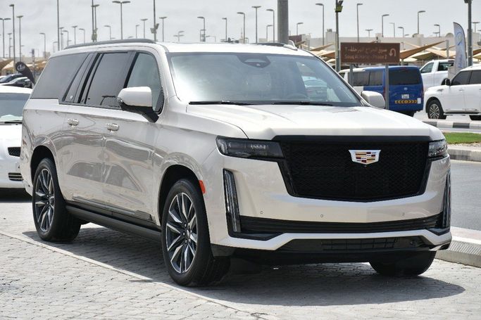 Подержанный Cadillac Escalade V, 6.2 л, 2023 в Шардже от Alfaris Used Cars Серебристый цвет.  | AUTO.AE