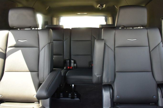 جديدة Cadillac Escalade ESV شد الوجه V, 6.2 l, 2025 في في الشارقة من Alfaris Used Cars، اللون أسود.  | AUTO.AE