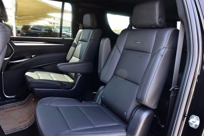 جديدة Cadillac Escalade ESV شد الوجه V, 6.2 l, 2025 في في الشارقة من Alfaris Used Cars، اللون أسود.  | AUTO.AE