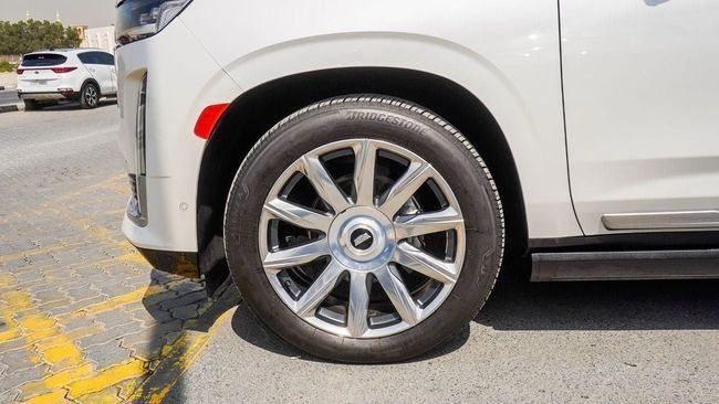 Used Cadillac Escalade V, 6.2 l, 2021 in Sharjah by Alnujoom Al Malakiah Used Cars, White color. GCC Specs | AUTO.AE