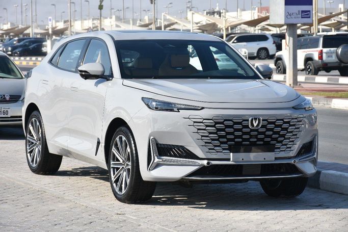 Подержанный Changan UNI-K, 2.0 л, 2024 в Шардже от Alfaris Used Cars Серый цвет.  | AUTO.AE