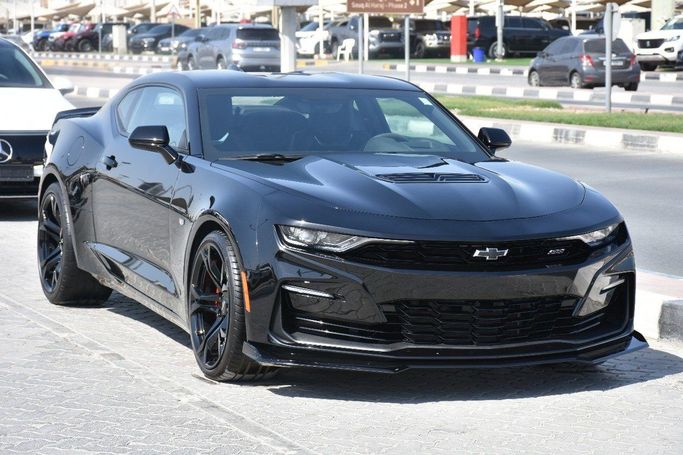 Подержанный Chevrolet Camaro VI Рестайлинг, 6.2 л, 2024 в Шардже от Alfaris Used Cars Серый цвет.  | AUTO.AE