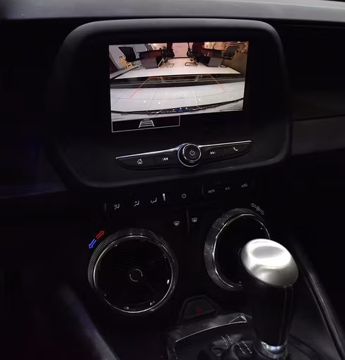 Подержанный Chevrolet Camaro VI Рестайлинг, 2.0 л, 2022 в Шардже от Honey Gidosha Used Cars Tr. Серый цвет.  | AUTO.AE