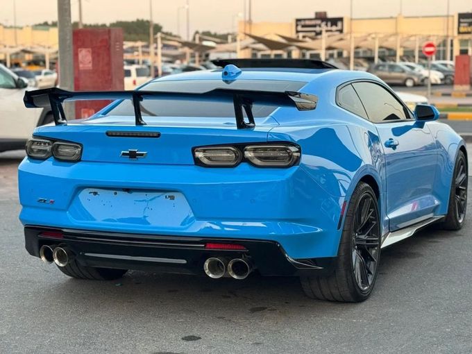 Подержанный Chevrolet Camaro VI Рестайлинг, 6.2 л, 2022 в Шардже от Nour Alnukhba Motors Синий цвет. Other | AUTO.AE