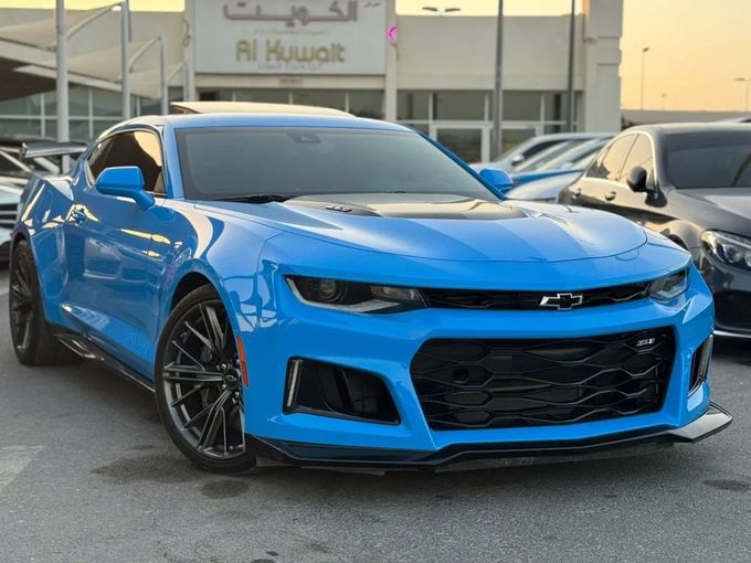 Подержанный Chevrolet Camaro VI Рестайлинг, 6.2 л, 2022 в Шардже от Nour Alnukhba Motors Синий цвет. Американская | AUTO.AE
