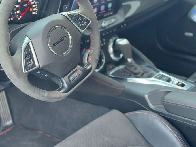 Подержанный Chevrolet Camaro VI Рестайлинг, 6.2 л, 2022 в Шардже от Nour Alnukhba Motors Синий цвет. Американская | AUTO.AE