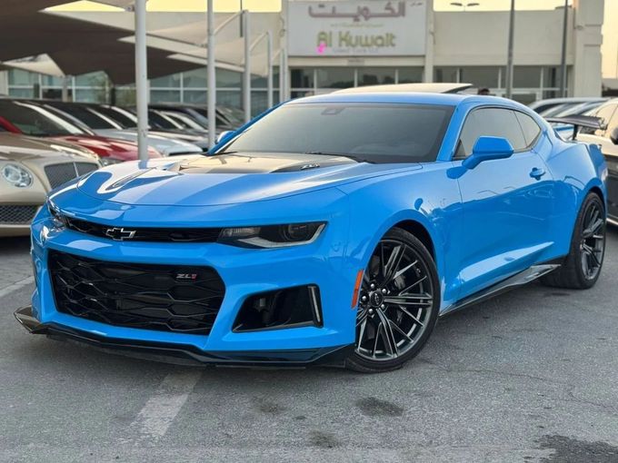 Подержанный Chevrolet Camaro VI Рестайлинг, 6.2 л, 2022 в Шардже от Nour Alnukhba Motors Синий цвет. Американская | AUTO.AE