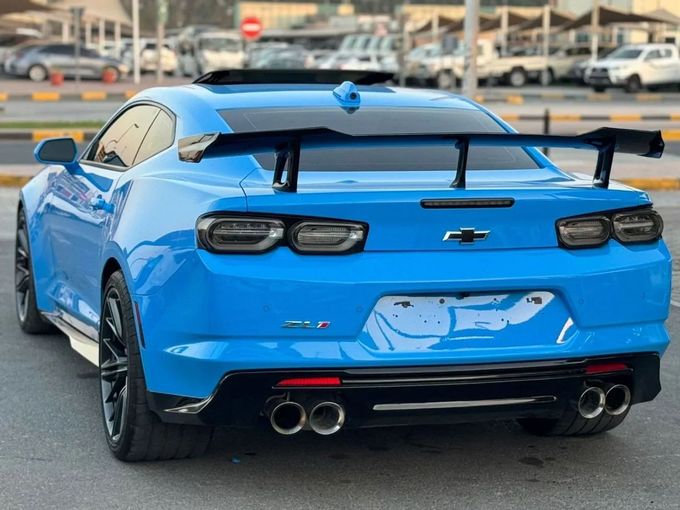 Подержанный Chevrolet Camaro VI Рестайлинг, 6.2 л, 2022 в Шардже от Nour Alnukhba Motors Синий цвет. Американская | AUTO.AE