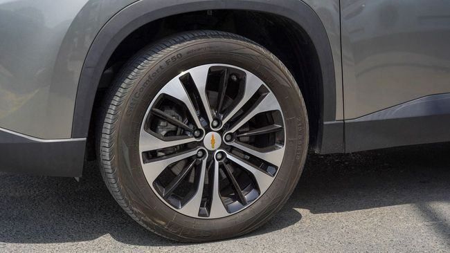 Used Chevrolet Captiva II, 1.5 l, 2023 in Sharjah by Alnujoom Al Malakiah Used Cars, Grey color. GCC Specs | AUTO.AE