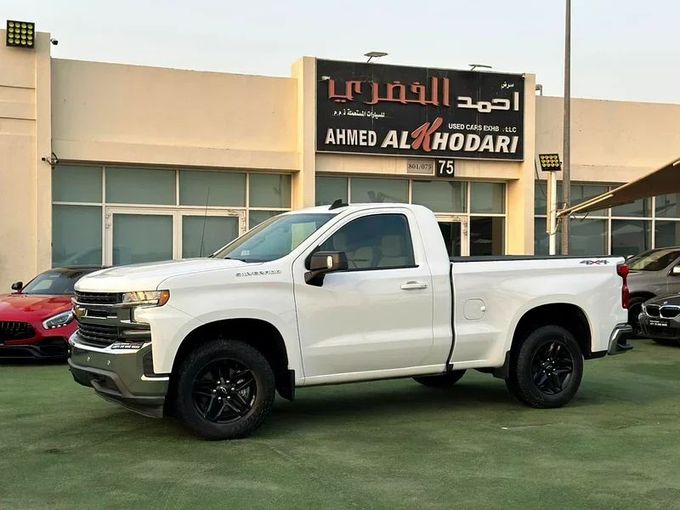 Подержанный Chevrolet Silverado IV (T1XX), 5.3 л, 2020 в Шардже от Ahmad alkhodari Motors Белый цвет. GCC | AUTO.AE