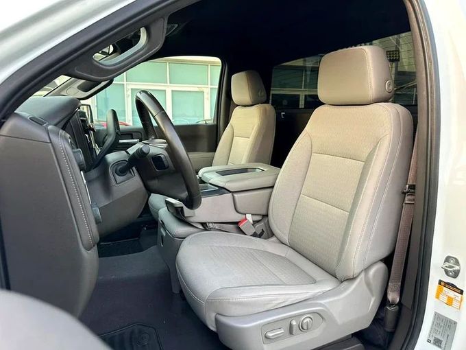Подержанный Chevrolet Silverado IV (T1XX), 5.3 л, 2020 в Шардже от Ahmad alkhodari Motors Белый цвет. GCC | AUTO.AE