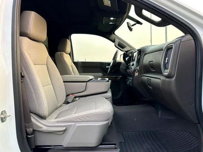 Подержанный Chevrolet Silverado IV (T1XX), 5.3 л, 2020 в Шардже от Ahmad alkhodari Motors Белый цвет. GCC | AUTO.AE